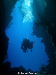 Mike dans un passage à Shagra by André Bruchez 